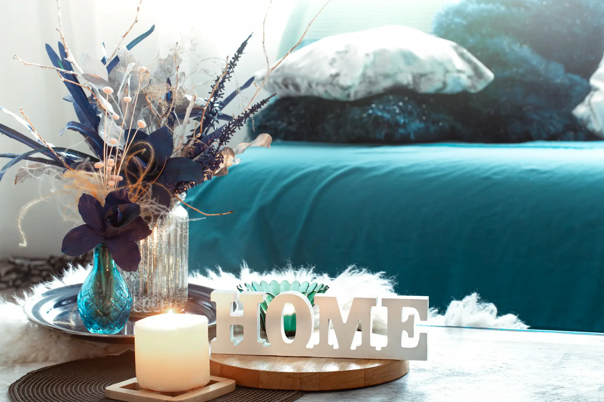Naturaleza muerta en tonos azules, con la inscripción de madera “home” y elementos decorativos en la sala de estar.